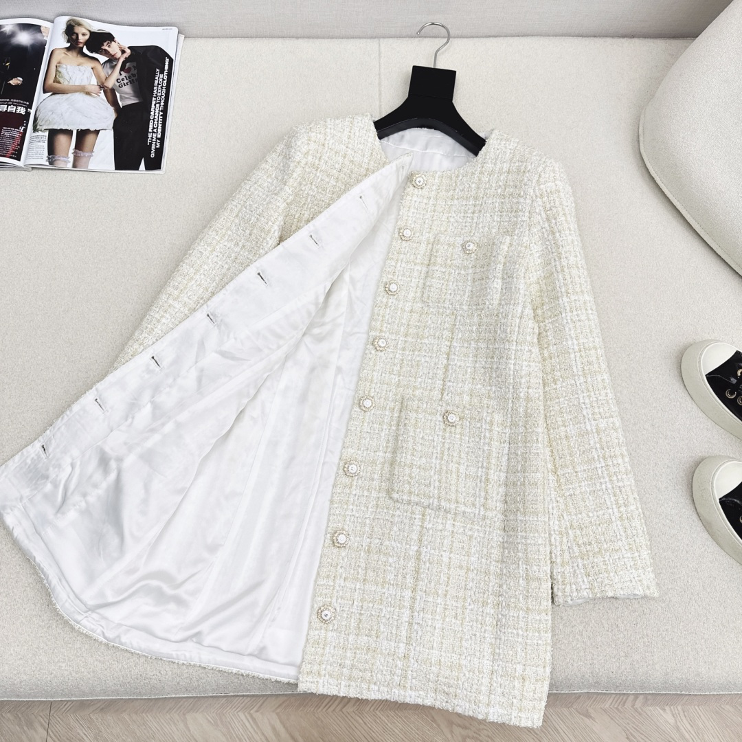 独家首发 C家 26Ss————早春最新款袋粗花呢外套🤍米金色粗花呢面料自带高级光泽 在光线下细腻又精致