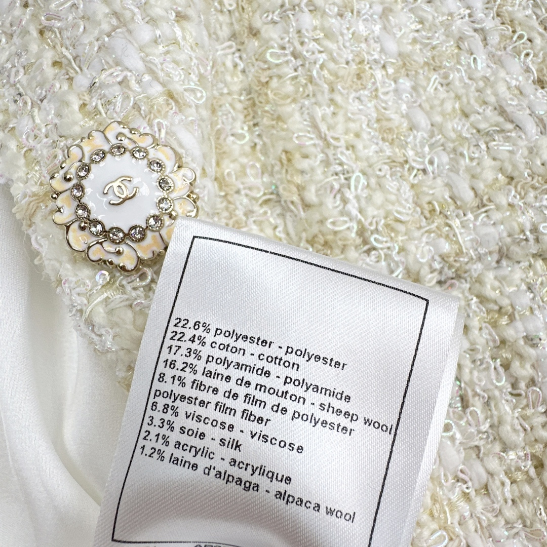 独家首发 C家 26Ss————早春最新款袋粗花呢外套🤍米金色粗花呢面料自带高级光泽 在光线下细腻又精致