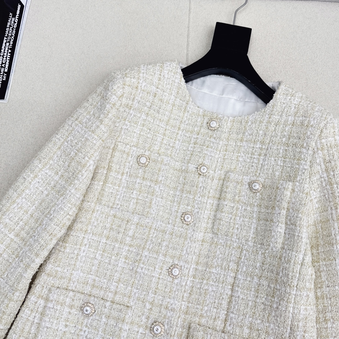 独家首发 C家 26Ss————早春最新款袋粗花呢外套🤍米金色粗花呢面料自带高级光泽 在光线下细腻又精致