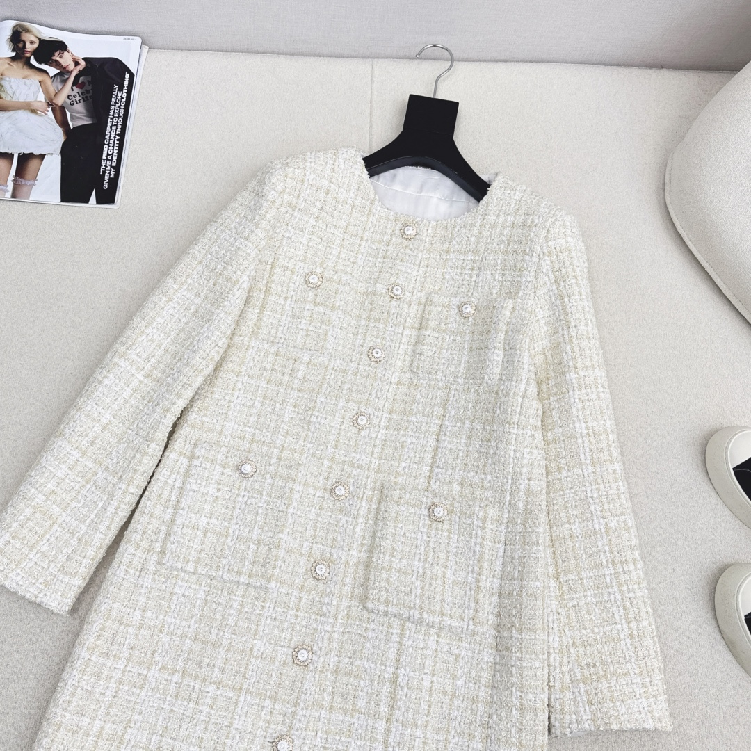 独家首发 C家 26Ss————早春最新款袋粗花呢外套🤍米金色粗花呢面料自带高级光泽 在光线下细腻又精致