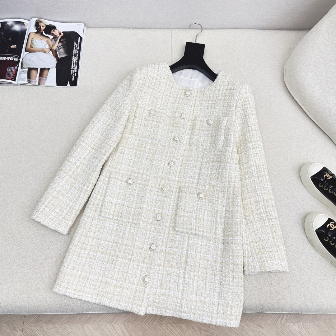 NO:661094,Exclusively launched by C Home 26Ss————The latest bag tweed jacket in early spring. The beige tweed fabric has its own high-grade luster. It is delicate and exquisite under the light. The round neckline + pearl button design brings out the charm of the classic small fragrance. The mid-length version is friendly to all body types. Owning it seems to have a whole wardrobe of elegant dressing possibilities~  One color ready for sale sml (S size shoulder width 39 bust 94 length 81 manual measurement error), Chanel-clothing, chanel, chanel, jackets & coats,  19860909独家首发 C家 26Ss————早春最新款袋粗花呢外套米金色粗花呢面料自带高级光泽 在光线下细腻又精致 圆形领口+珍珠扣设计 把经典小香风的韵味拉满 中长款版型对各种身材都很友好 拥有它 仿佛拥有了一整个衣橱的优雅穿搭可能性～ 一色现货发售sml（s码肩宽39胸围94衣长81手工测量存在误差）,香奈儿-服装,chanel,chanel,jackets & coats, ,Women's clothing