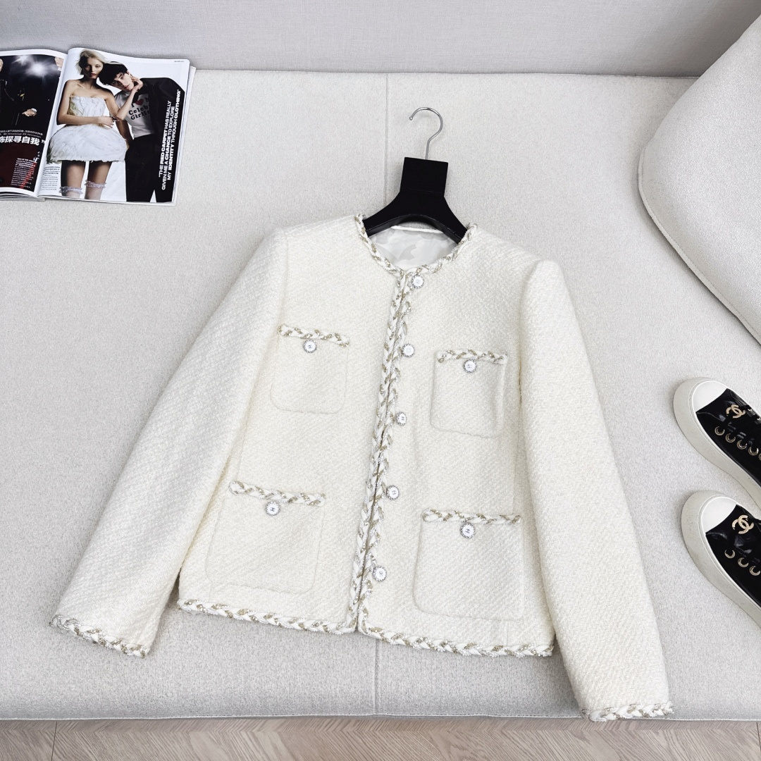NO:661089,C Home 26Ss - the latest style in early spring of small fragrant style woven slub tweed mid-length four-pocket decorative jacket. Beautiful high-grade woven fabric. Really beautiful. The three-dimensional texture is full of exquisiteness. The upper body has a noble temperament. The customized 3D three-dimensional tailoring version is extremely slim. It is easy to wear and has a higher appearance. French socialite style is elegant and high-end. A must-have for rich families.  One color ready for sale sml (S size shoulder width 41 bust 96 length 58 manual measurement error), Chanel-clothing, chanel, chanel, jackets & coats,  19860909C家 26Ss———早春最新款小香风编织粗纺花呢中长款四口袋装饰外套绝美高级编织面料实物超美 立体肌理感精致感满满 上身自带一种高贵气质 定制3D立体剪裁版型巨显瘦 实穿度高颜值也更高 法式名媛风优雅又高级 富家千金必备 一色现货发售sml（s码肩宽41胸围96衣长58手工测量存在误差）,香奈儿-服装,chanel,chanel,jackets & coats, ,Women's clothing