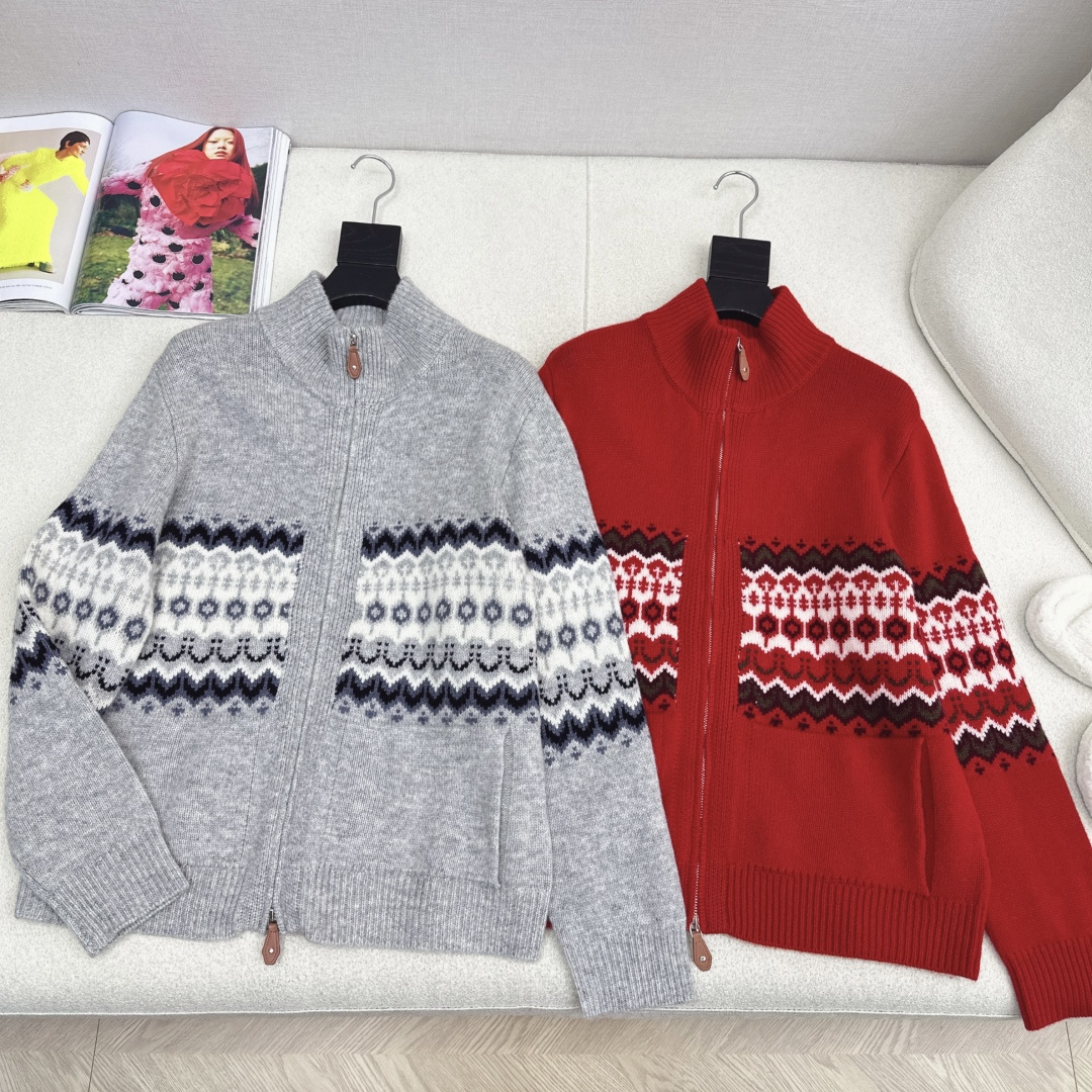 NO:662092,LP 25Ss - the latest Fair Isle jacquard double zipper cardigan for autumn and winter. Wool texture. Warm and light. Double zipper stand collar jacket style. Heavy multi-color yarn interwoven jacquard. Thick and textured. The silhouette is simple but durable. The color is super positive. A little retro. The red is full of festive atmosphere. The gray and gray tones are very refreshing and high-end. Simple and elegant design. Quiet luxury and old money feel.  Two colors ready for sale sml (S size shoulder width 44, bust length 63, manual measurement error exists), women's clothing, loro piana, jackets & coats,  19860909LP 25Ss————秋冬最新款费尔岛提花双拉链开衫 羊毛质地 温暖轻盈 双拉链立领夹克式 重工多色纱线交织提花 厚实有质感 廓形简约但耐看 配色超级正 有点小复古 红色满满的节日氛围感 灰色有灰蓝系的调调 很清爽高级 简约大气的设计 静奢老钱感 两色现货发售sml（s码肩宽44胸围衣长63手工测量存在误差）,女装,loro piana,jackets & coats, ,Women's clothing