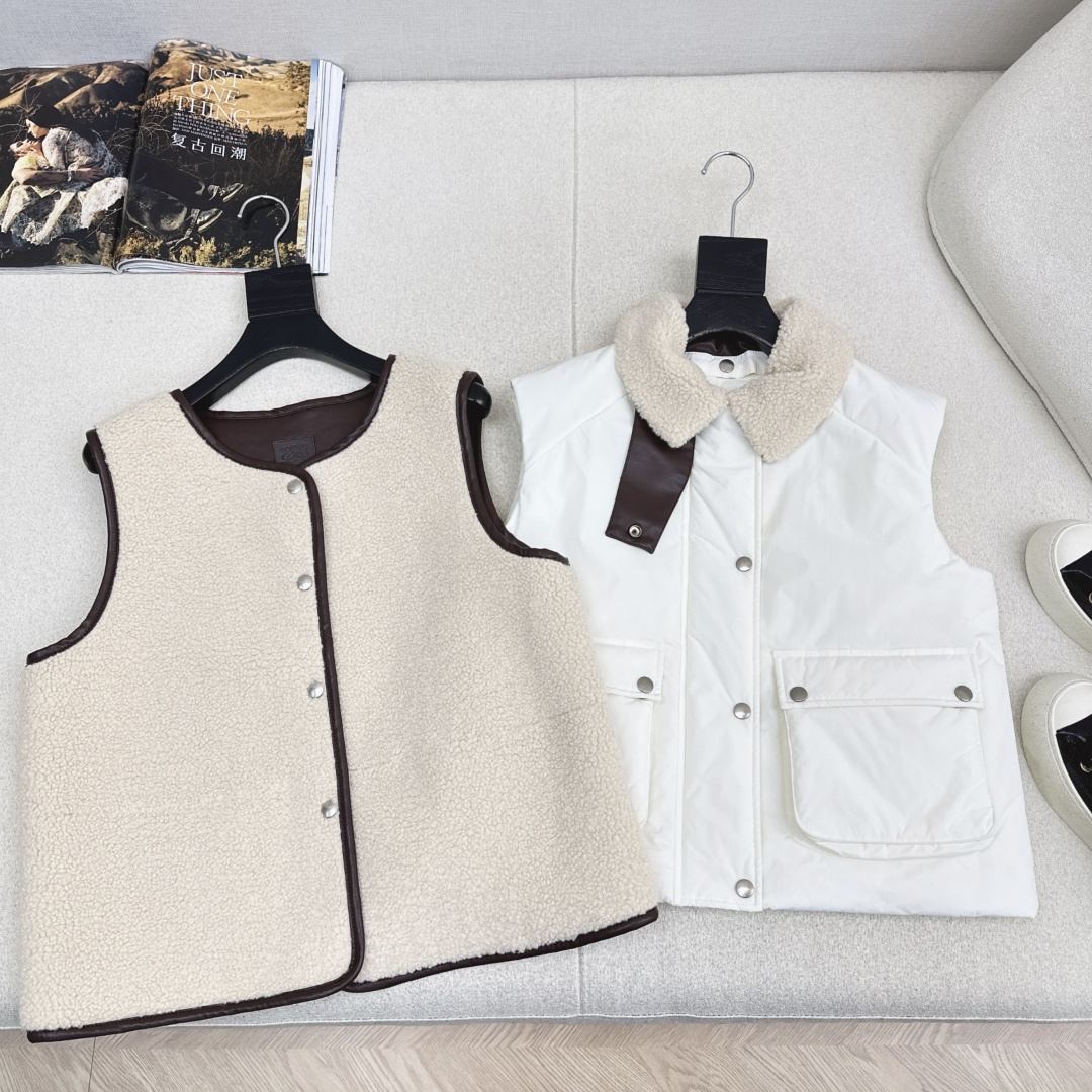 NO:662077,Loe 25Ss————The latest teddy velvet two-piece lapel cotton vest for autumn and winter. Detachable two-piece set with customized leather buckle splicing. The overall shape is light and full, wind-resistant and anti-freeze. The version is a loose cocoon-shaped bread coat. The upper body is fashionable and casual. The liner vest is removable. It can be worn multiple times. The collar leather buckle can be adjusted to lock the warmth. Exquisite and versatile style. Two colors are available for sale sml (inner vest in size S, bust 104, length 56)  Waistcoat bust 100, length 51 (there are errors in manual measurement), Loewe-clothing, loewe, loewe,  19860909Loe 25Ss————秋冬最新款泰迪绒两件套翻领棉服马甲 可拆卸两件套定制皮扣拼接 整体轻盈饱满抗风抗冻 版型是宽松茧型面包服 上身时髦休闲松弛感 内胆马甲可拆卸 一衣多穿 领口皮扣可调节锁住保暖性 精致百搭造型感十足 两色现货发售sml（s码内背心胸围104衣长56 外马甲胸围100衣长51手工测量存在误差）,罗意威-服装,loewe,loewe, ,Women's clothing