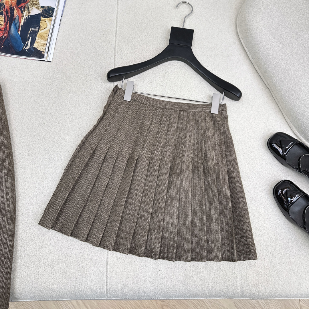 NO:662104,Recommended models from the hit series: PD 25Ss - the latest and most popular handsome suit for early autumn. Loose fit blazer + pleated front skirt. Loose fit cut. Sweet and cool style. Rich and textured herringbone custom fabric. The upper body looks slim and cool and stylish. The overall look is cool and handsome. The modified figure looks slimmer and taller. It is cool and attractive. Recommended to match it.  One color ready for sale sml (S size waist 66 hips 94 skirt length 45 manual measurement error), Prada - clothing, prada, skirts, jackets & coats, business suit,  19860909爆单系列款推荐 PD 25Ss———早秋最新款高人气帅气套装宽松廓型西装外套+前片压褶半裙 宽松廓形的版型剪裁 甜酷风简直绝了 富有质感人字纹定制面料 上身显瘦又酷酷有型 整体酷帅感十足 显瘦显高的修饰身材 又酷又拽 推荐一套搭配 一色现货发售sml（s码腰围66臀围94裙长45手工测量存在误差）,普拉达-服装,prada,skirts,jackets & coats,business suit, ,Women's clothing