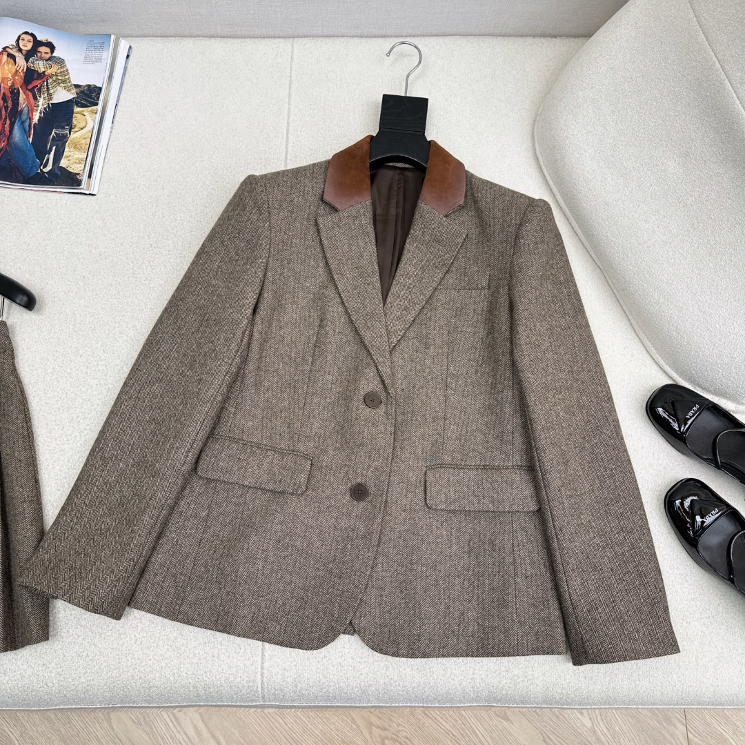 NO:662111,Recommended models from the hit series: PD 25Ss - the latest and most popular handsome suit for early autumn. Loose fit blazer + pleated front skirt. Loose fit cut. Sweet and cool style. Rich and textured herringbone custom fabric. The upper body looks slim and cool and stylish. The overall look is cool and handsome. The modified figure looks slimmer and taller. It is cool and attractive. Recommended to match it.  One color ready for sale sml (S size bust 98, length 67, manual measurement error), Prada-clothing, prada, skirts, jackets & coats, business suit,  19860909爆单系列款推荐 PD 25Ss———早秋最新款高人气帅气套装宽松廓型西装外套+前片压褶半裙 宽松廓形的版型剪裁 甜酷风简直绝了 富有质感人字纹定制面料 上身显瘦又酷酷有型 整体酷帅感十足 显瘦显高的修饰身材 又酷又拽 推荐一套搭配 一色现货发售sml（s码胸围98衣长67手工测量存在误差）,普拉达-服装,prada,skirts,jackets & coats,business suit, ,Women's clothing