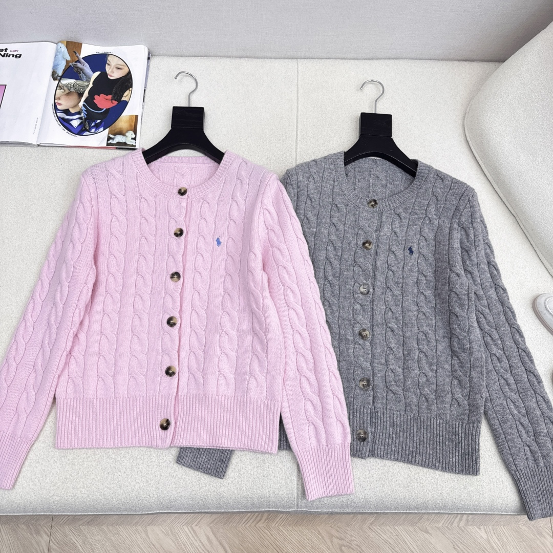 NO:662040,Custom ordered single model RL 26Ss————The latest style of rich American style classic cable cashmere round neck cardigan small jacket in early spring is a must-have for quality control. The custom-made wool yarn is soft and waxy. The texture is invincible. The fashionable temperament of younger girls is a must-have. American college style retro and casual. The version is versatile and not picky. Two colors are available for sale sml (S size shoulder width 53 bust 96 length 59, there is an error in manual measurement), women's clothing, jackets  & coats, 19860909客定爆单款 RL 26Ss————早春最新款浓郁美式风格经典绞花羊绒圆领开衫小外套品质控必入 定制羊毛纱线软软糯糯 质感无敌赞 减龄少女气质时髦精必入 美式学院风复古随性 版型百搭不挑人 两色现货发售sml（s码肩宽53胸围96衣长59手工测量存在误差）,女装,jackets & coats, ,Women's clothing