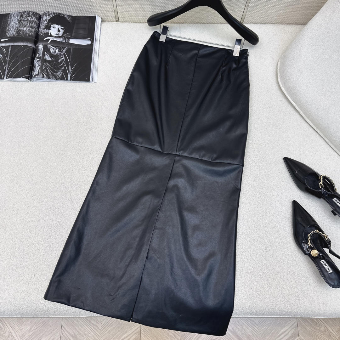 腔调感单品 Bc 25Ss————秋冬最新款百搭款长款包臀半裙🖤定制pu蛋白皮面料 推荐哦 上身效果很赞