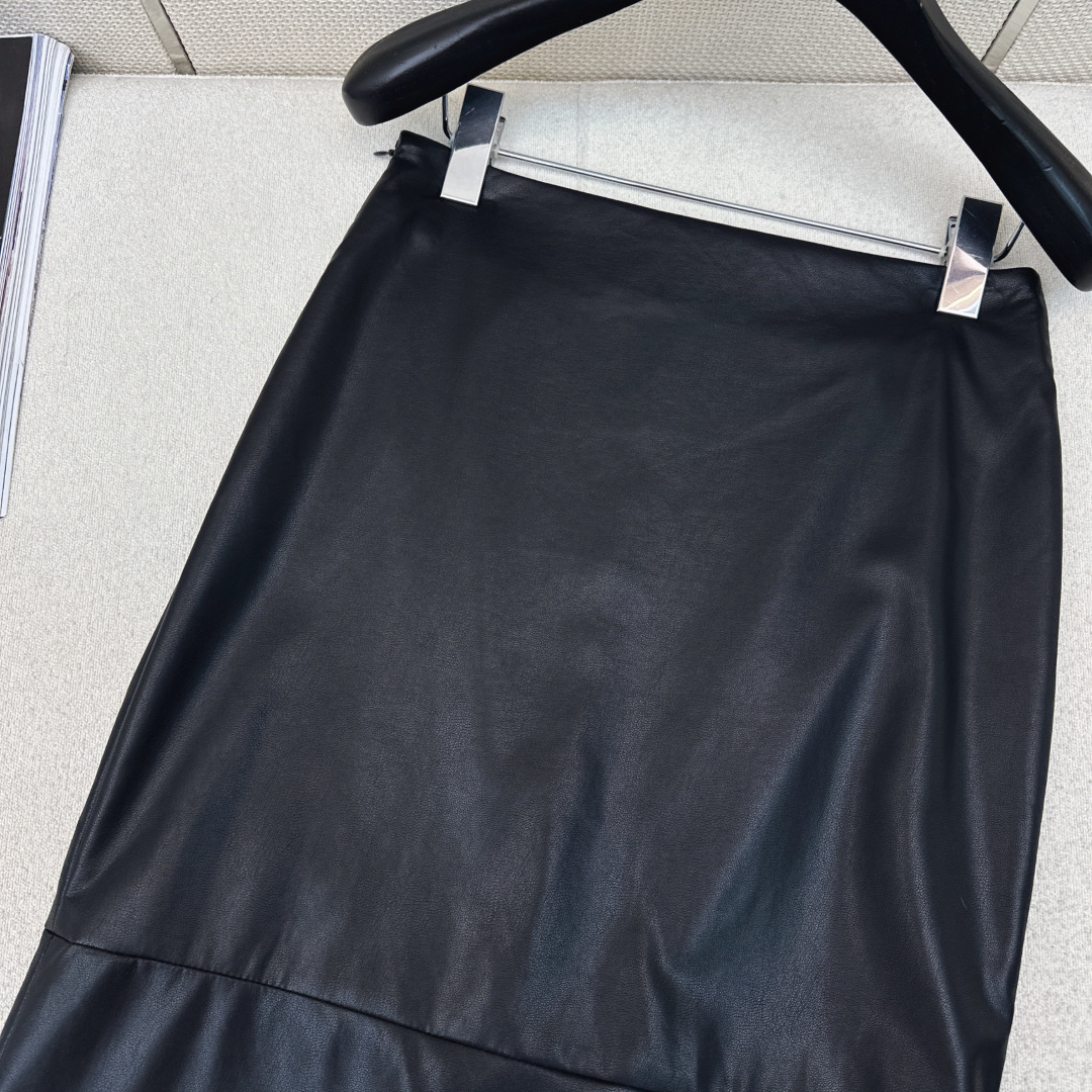 腔调感单品 Bc 25Ss————秋冬最新款百搭款长款包臀半裙🖤定制pu蛋白皮面料 推荐哦 上身效果很赞