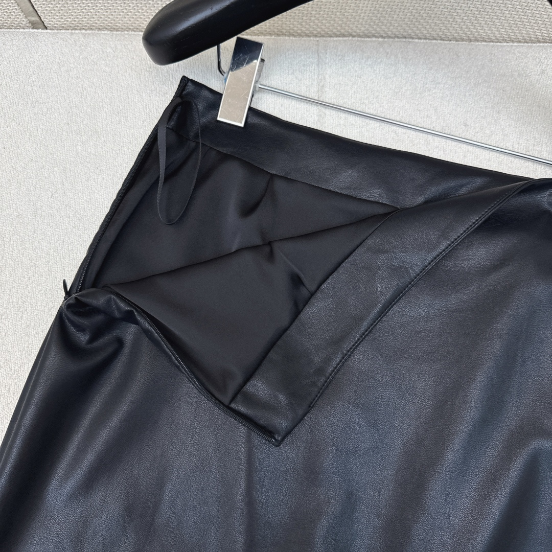 腔调感单品 Bc 25Ss————秋冬最新款百搭款长款包臀半裙🖤定制pu蛋白皮面料 推荐哦 上身效果很赞