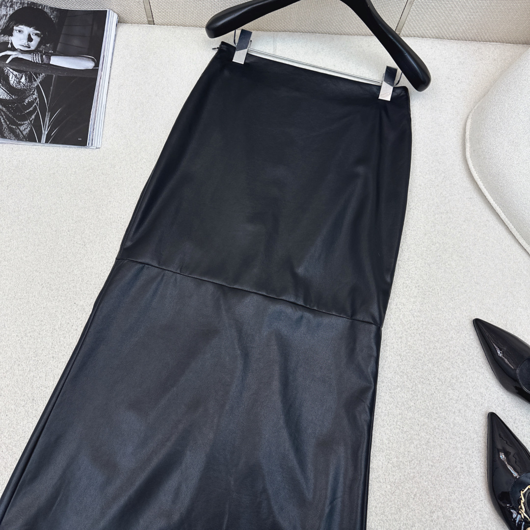 腔调感单品 Bc 25Ss————秋冬最新款百搭款长款包臀半裙🖤定制pu蛋白皮面料 推荐哦 上身效果很赞
