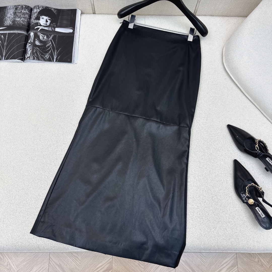 腔调感单品 Bc 25Ss————秋冬最新款百搭款长款包臀半裙🖤定制pu蛋白皮面料 推荐哦 上身效果很赞