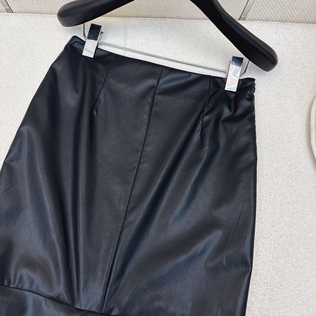 腔调感单品 Bc 25Ss————秋冬最新款百搭款长款包臀半裙🖤定制pu蛋白皮面料 推荐哦 上身效果很赞