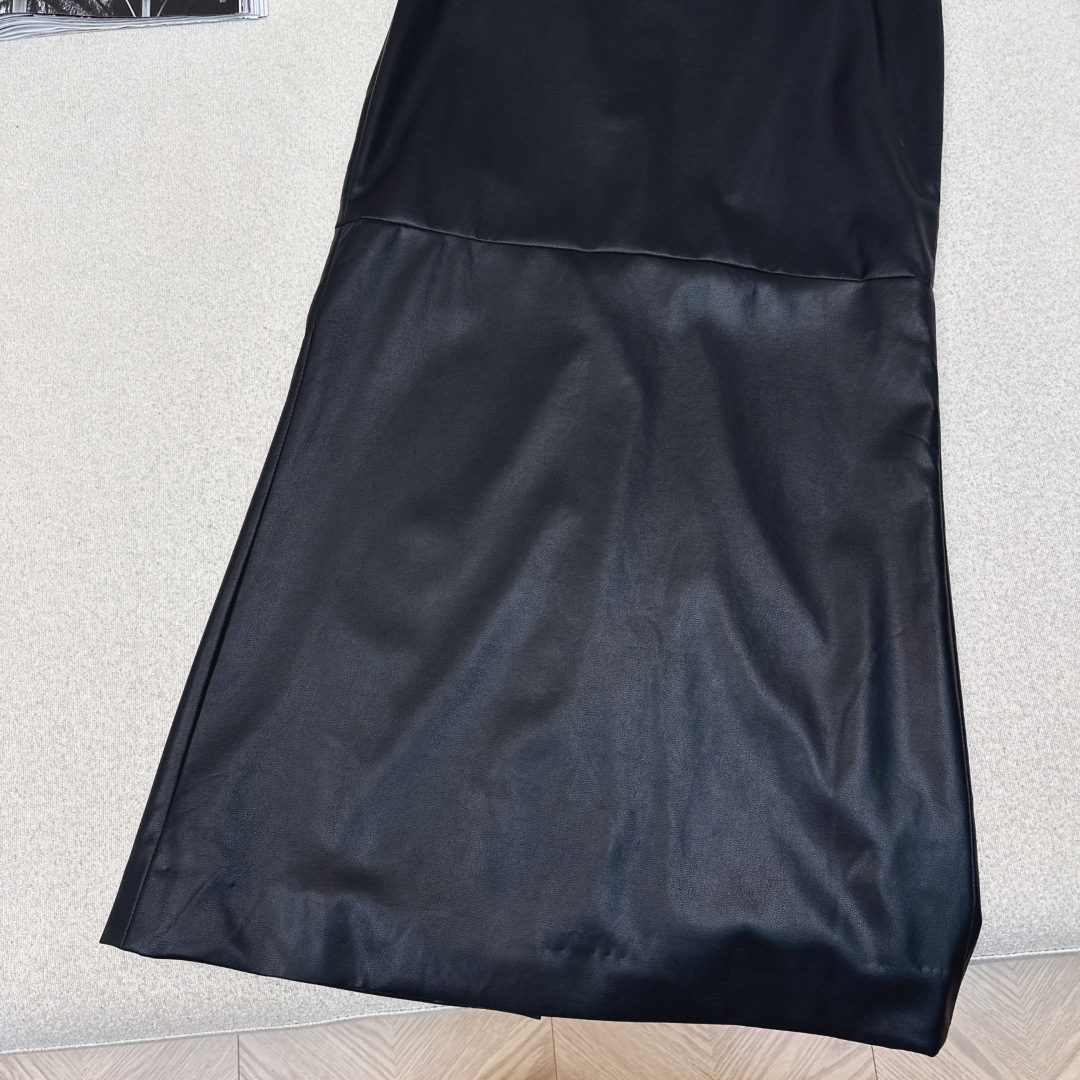 腔调感单品 Bc 25Ss————秋冬最新款百搭款长款包臀半裙🖤定制pu蛋白皮面料 推荐哦 上身效果很赞