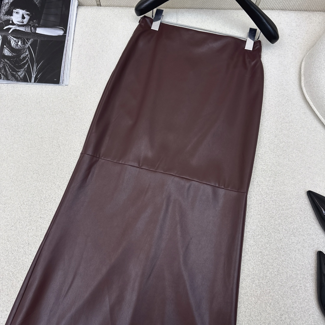 腔调感单品 Bc 25Ss————秋冬最新款百搭款长款包臀半裙🖤定制pu蛋白皮面料 推荐哦 上身效果很赞