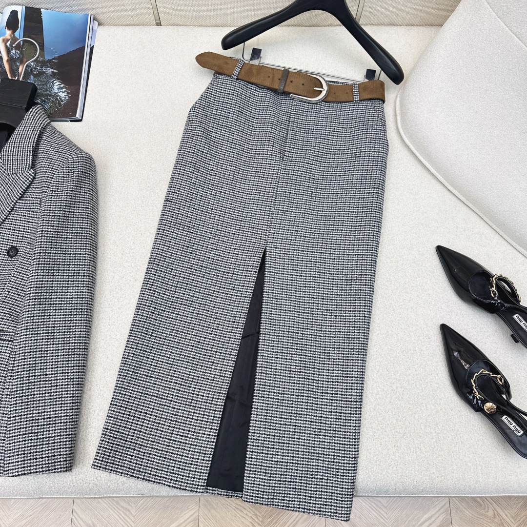 高智感穿搭 Bc 26Ss————早春最新款极简风穿搭复古千鸟格半裙🩶秋冬必入神器 包臀开叉裙摆设计利落