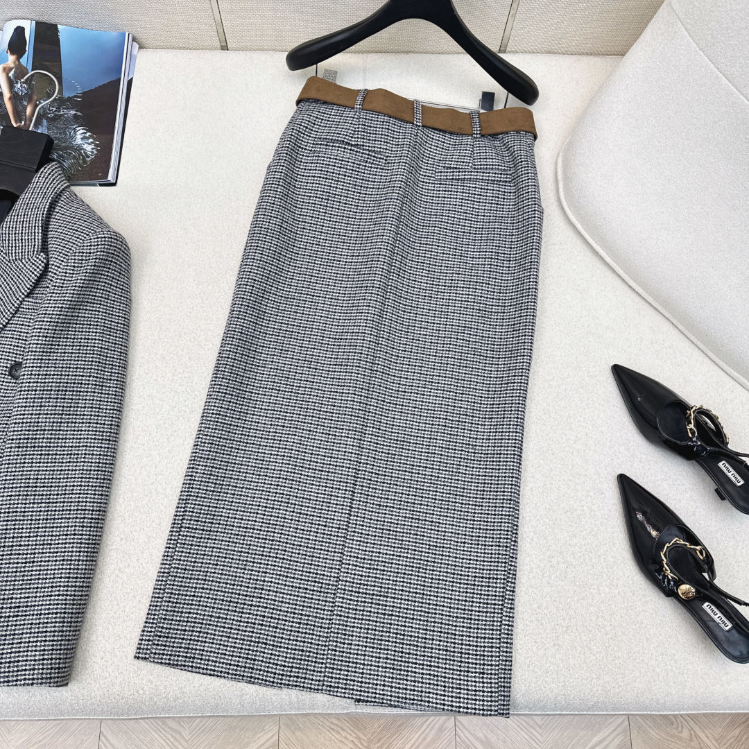 高智感穿搭 Bc 26Ss————早春最新款极简风穿搭复古千鸟格半裙🩶秋冬必入神器 包臀开叉裙摆设计利落