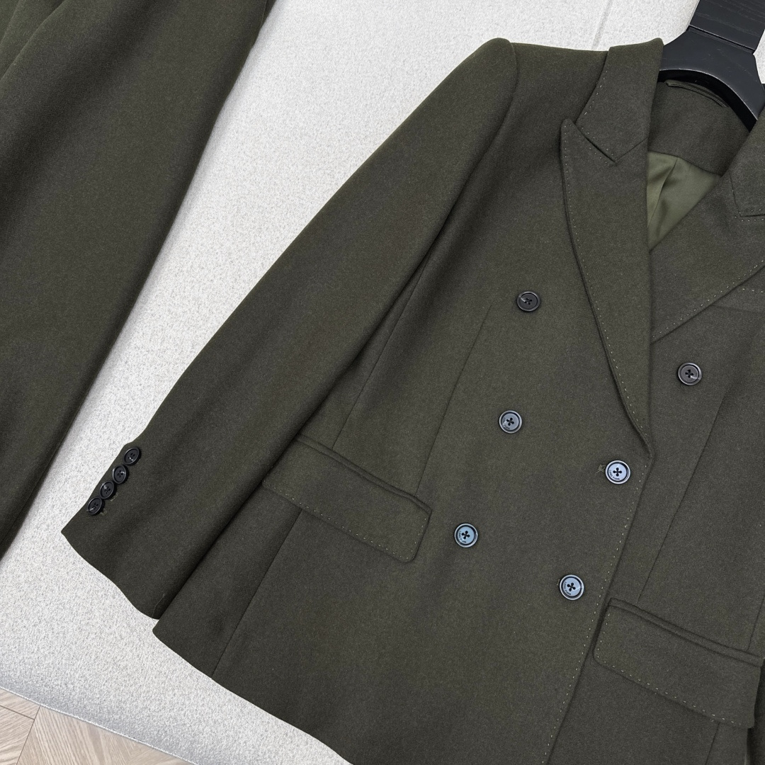 高奢老钱风穿搭 lp🆕 25Ss———秋冬最新款高级马术风羊毛昵西装外套🖤独家定制苔藓绿 进口羊毛混纺面