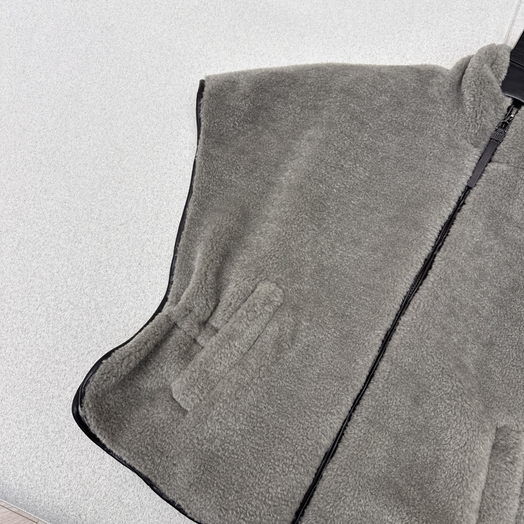 特价🉐️ ❗️现货齐码❗️不退不换❗️独家款～ Bc 25Ss————秋冬最新款泰迪毛绒马甲外套 🩶秋冬