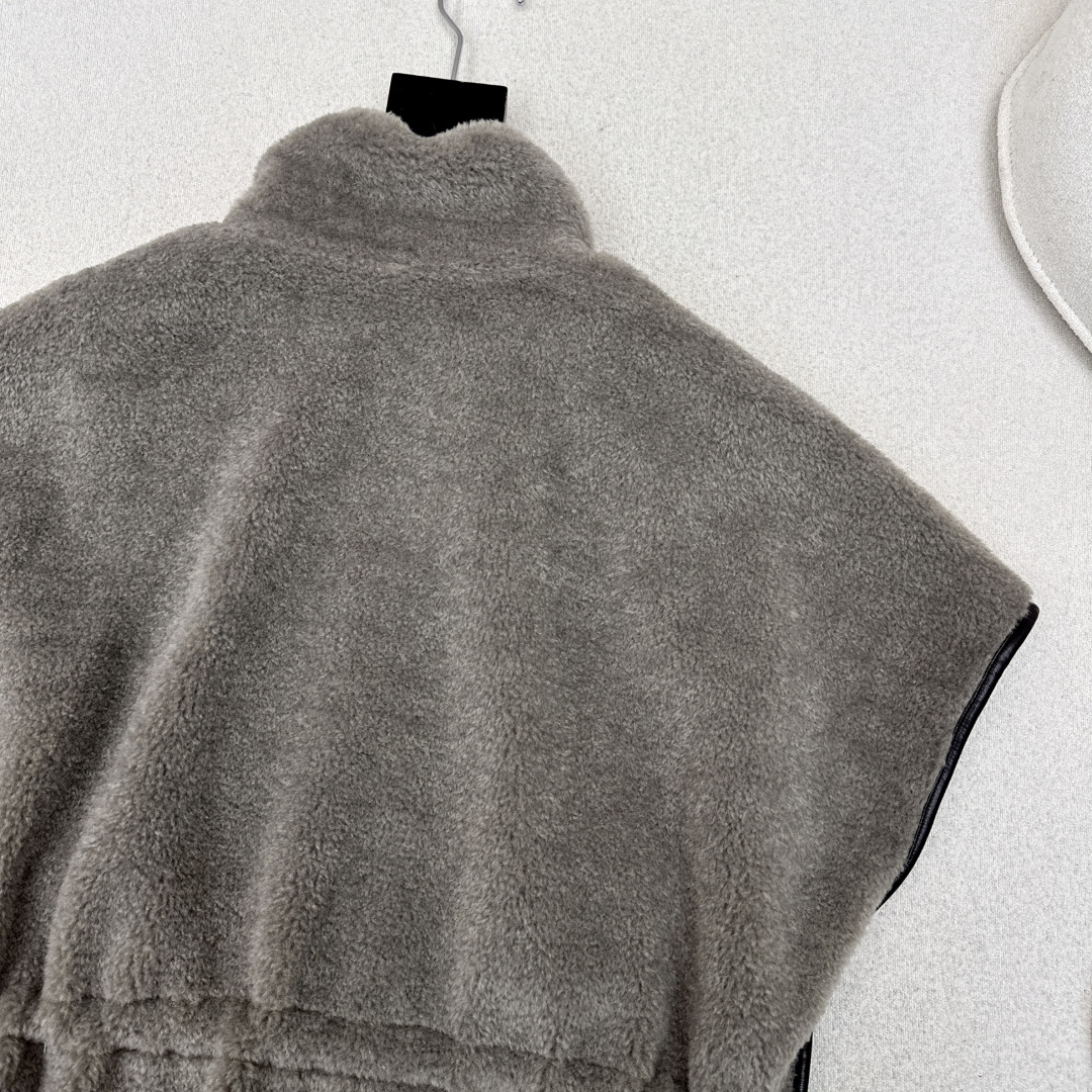 特价🉐️ ❗️现货齐码❗️不退不换❗️独家款～ Bc 25Ss————秋冬最新款泰迪毛绒马甲外套 🩶秋冬