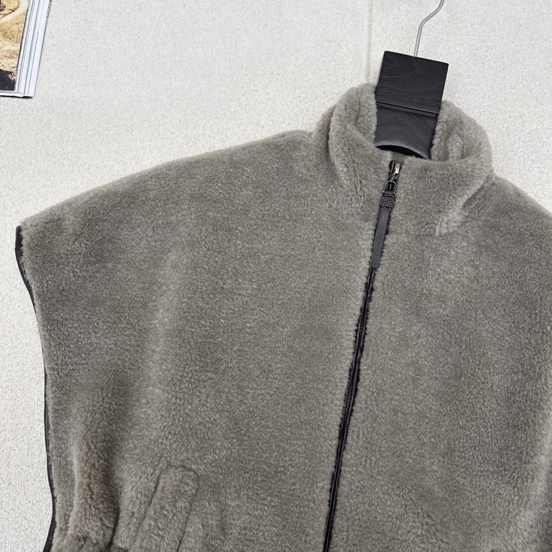 特价🉐️ ❗️现货齐码❗️不退不换❗️独家款～ Bc 25Ss————秋冬最新款泰迪毛绒马甲外套 🩶秋冬