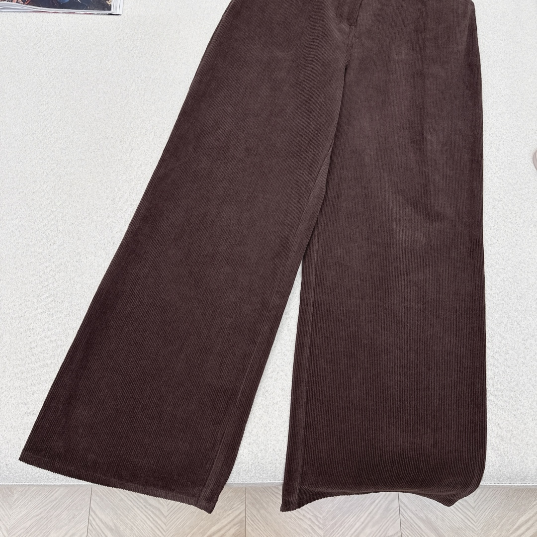 冬季王牌搭配 Bc 25Ss————秋冬最新款高奢极简风灯芯绒直筒裤🤎 温暖复古的灯芯绒裤当然要入 冬季