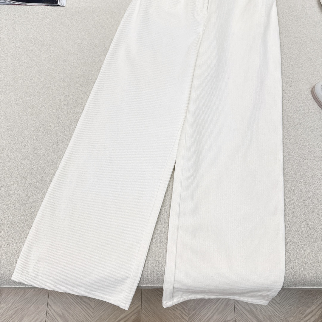 冬季王牌搭配 Bc 25Ss————秋冬最新款高奢极简风灯芯绒直筒裤🤎 温暖复古的灯芯绒裤当然要入 冬季