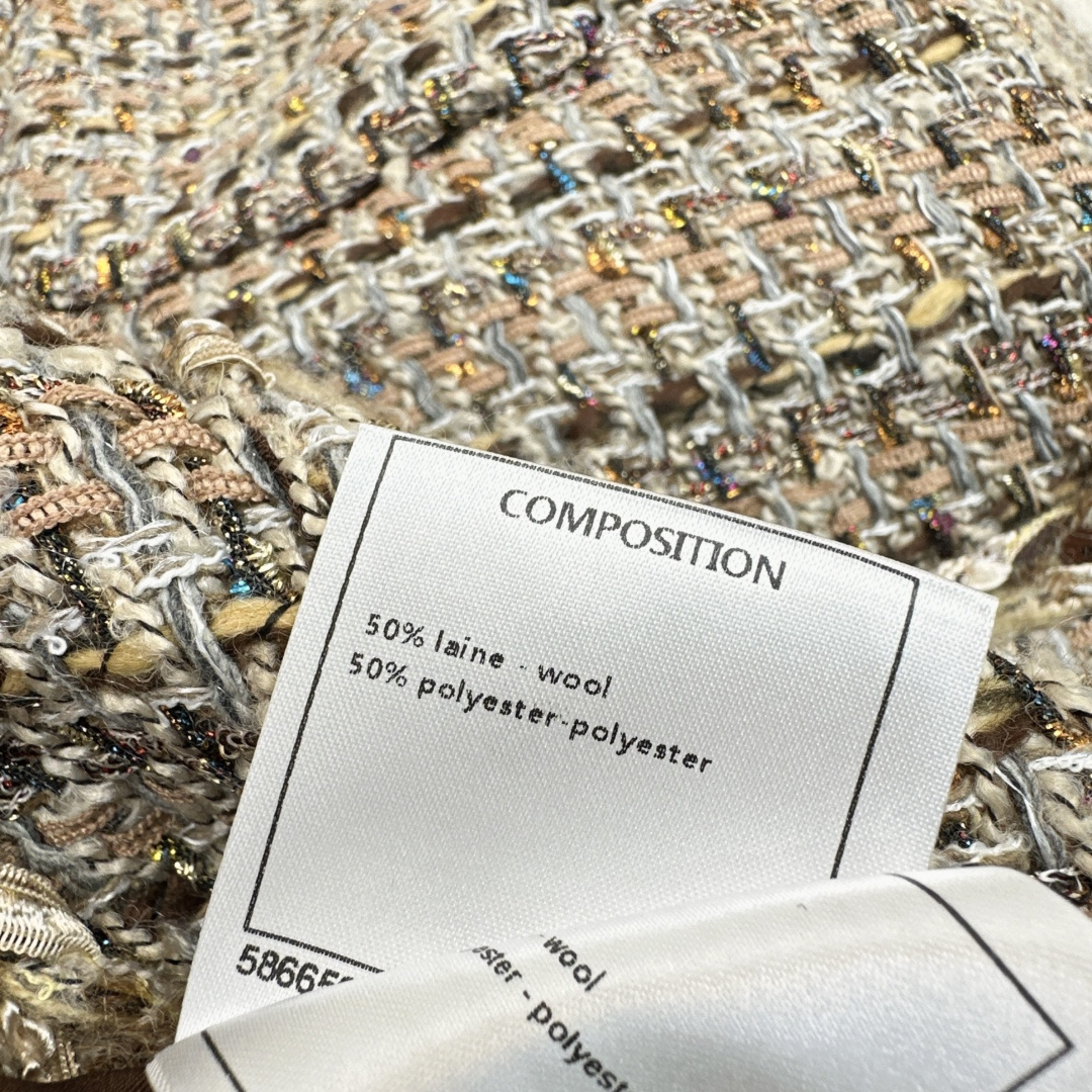 独家款～C家 26Ss———早春最新款小短款编织外套 🤎重磅定制的粗呢面料 由多种纱线编织而成 链条镶边