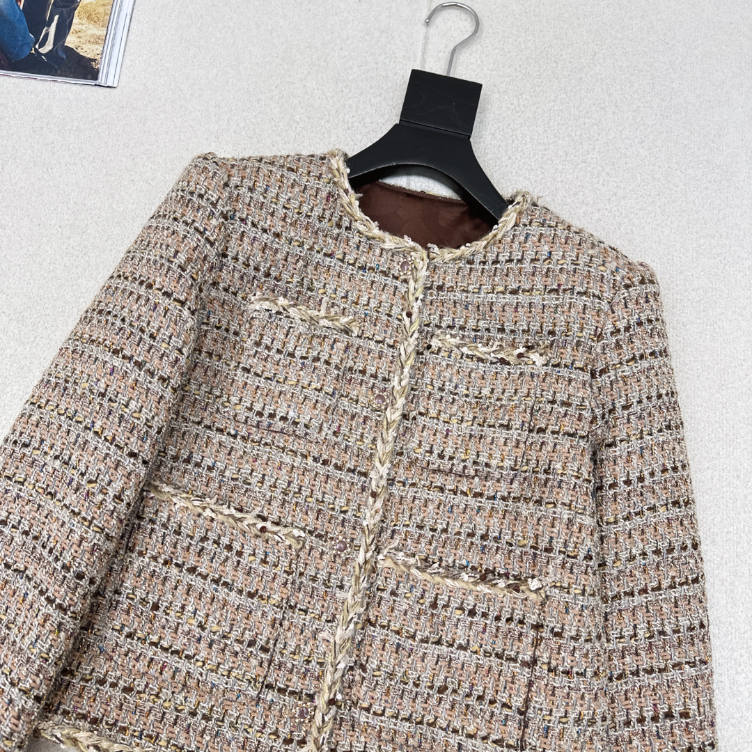 独家款～C家 26Ss———早春最新款小短款编织外套 🤎重磅定制的粗呢面料 由多种纱线编织而成 链条镶边