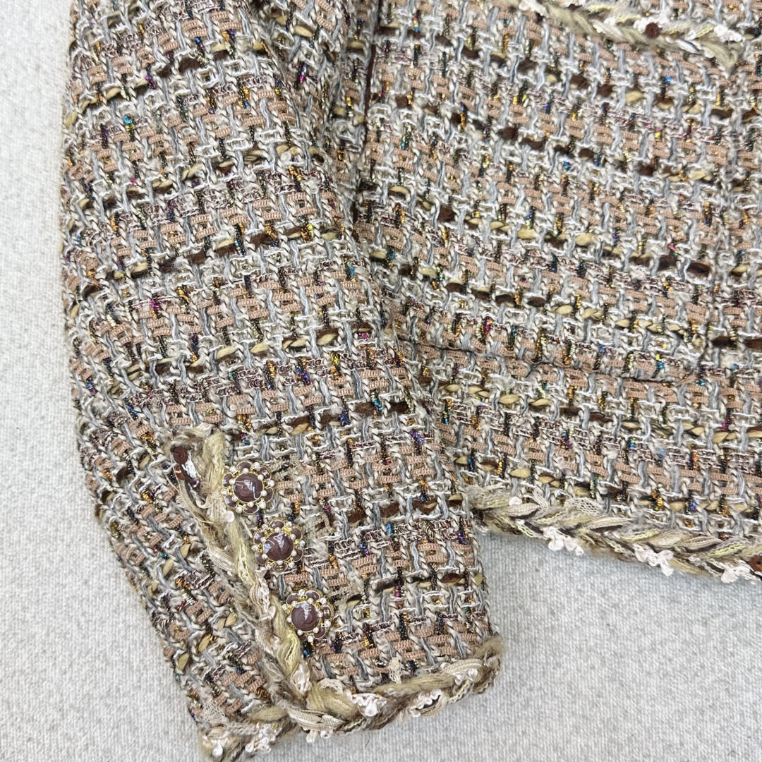 独家款～C家 26Ss———早春最新款小短款编织外套 🤎重磅定制的粗呢面料 由多种纱线编织而成 链条镶边