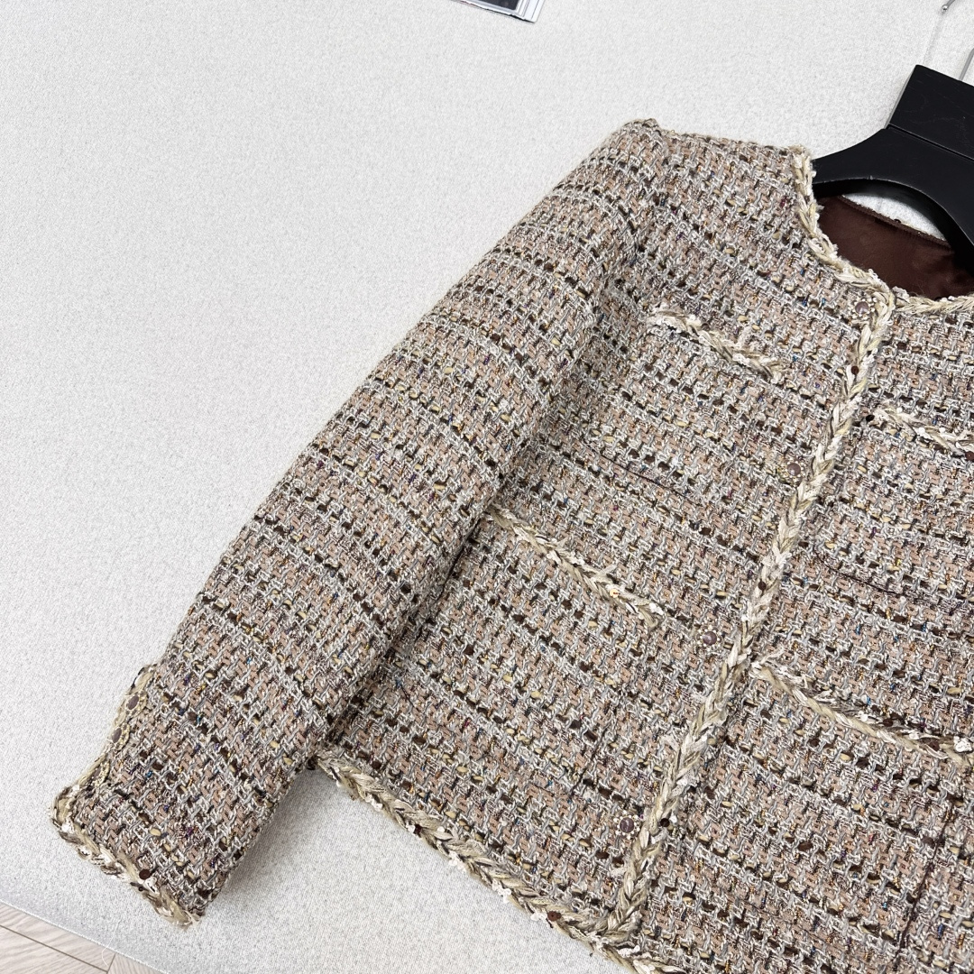 独家款～C家 26Ss———早春最新款小短款编织外套 🤎重磅定制的粗呢面料 由多种纱线编织而成 链条镶边