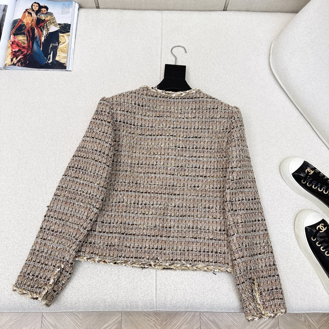 独家款～C家 26Ss———早春最新款小短款编织外套 🤎重磅定制的粗呢面料 由多种纱线编织而成 链条镶边