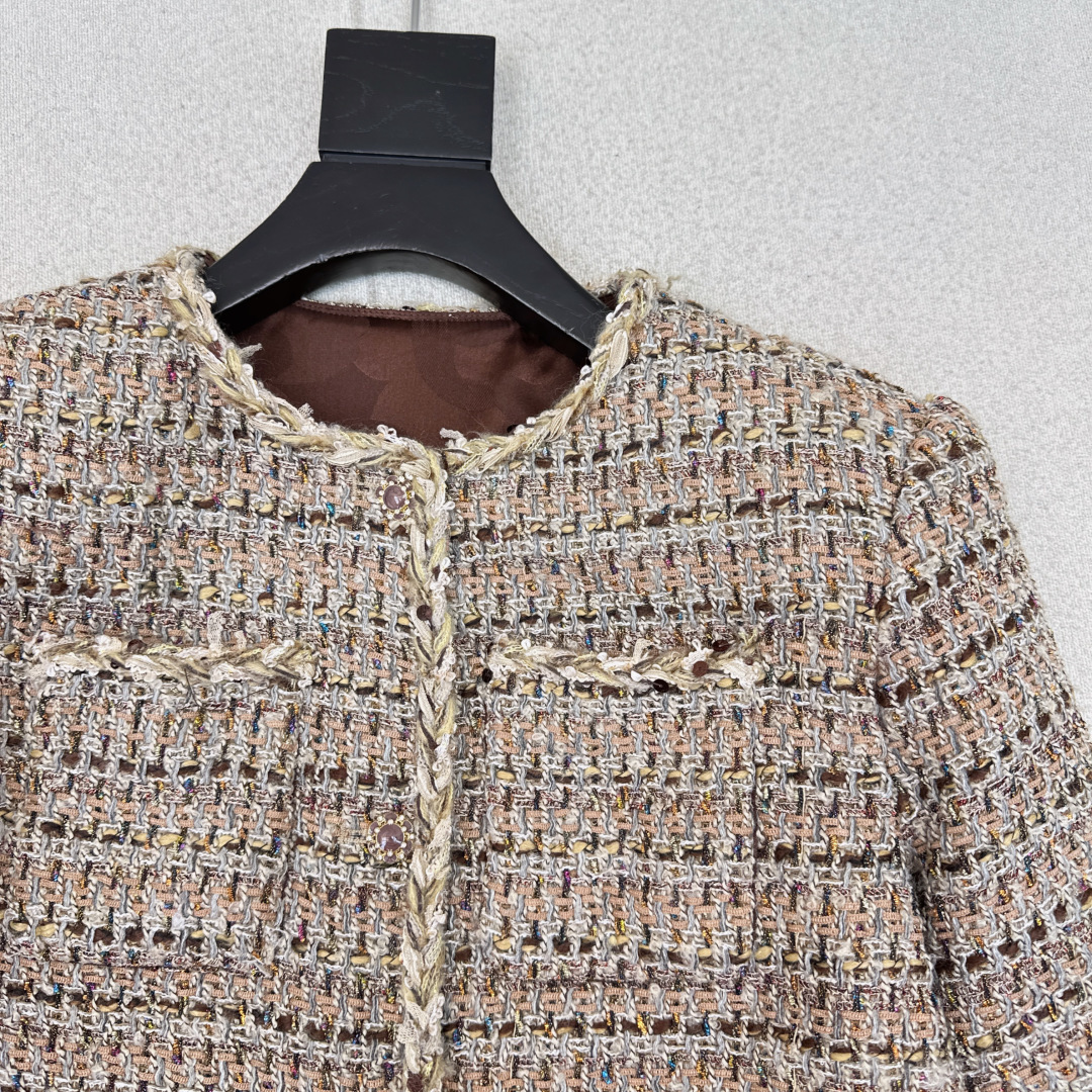 独家款～C家 26Ss———早春最新款小短款编织外套 🤎重磅定制的粗呢面料 由多种纱线编织而成 链条镶边