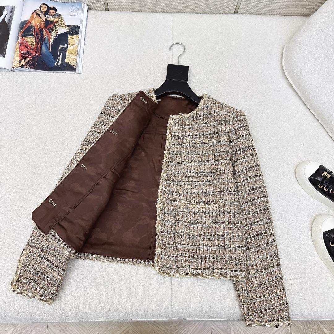 独家款～C家 26Ss———早春最新款小短款编织外套 🤎重磅定制的粗呢面料 由多种纱线编织而成 链条镶边