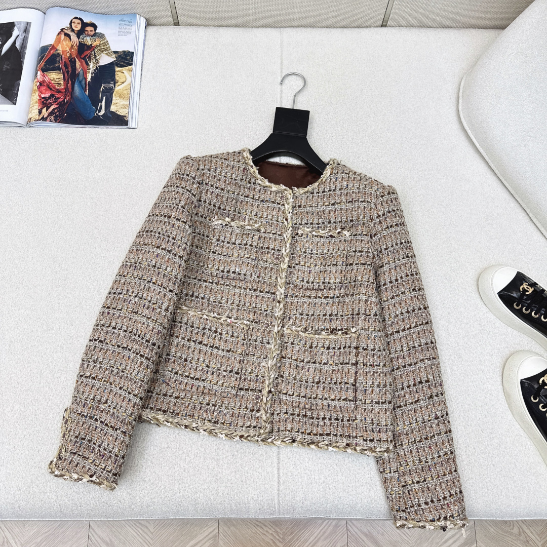 独家款～C家 26Ss———早春最新款小短款编织外套 🤎重磅定制的粗呢面料 由多种纱线编织而成 链条镶边