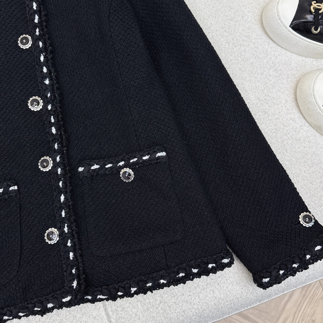 C家 26Ss————早春最新款高级手工坊系列滚边两口袋单排扣粗花呢外套🖤标志性的粗花呢面料打造 肌理感