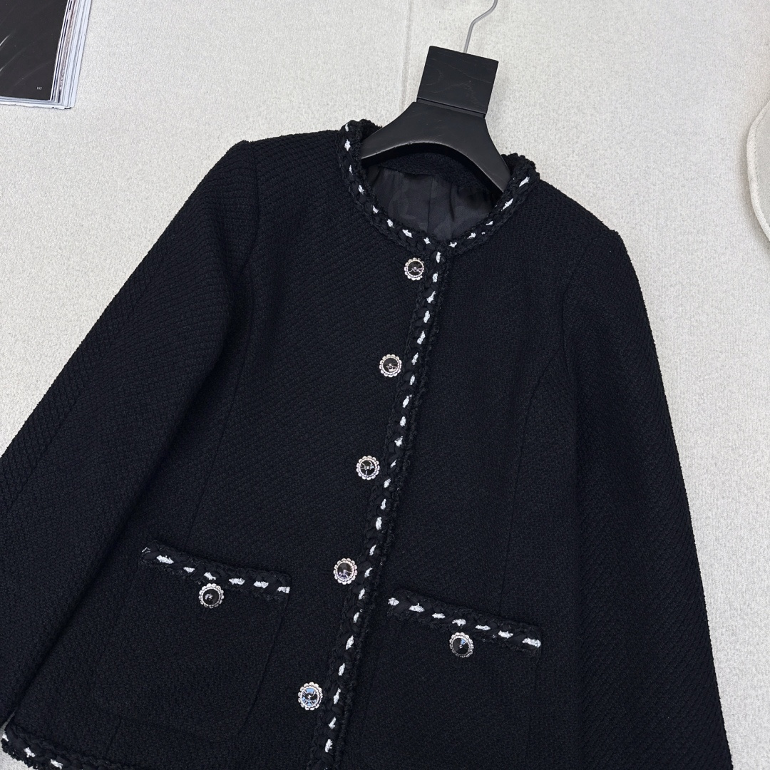 C家 26Ss————早春最新款高级手工坊系列滚边两口袋单排扣粗花呢外套🖤标志性的粗花呢面料打造 肌理感