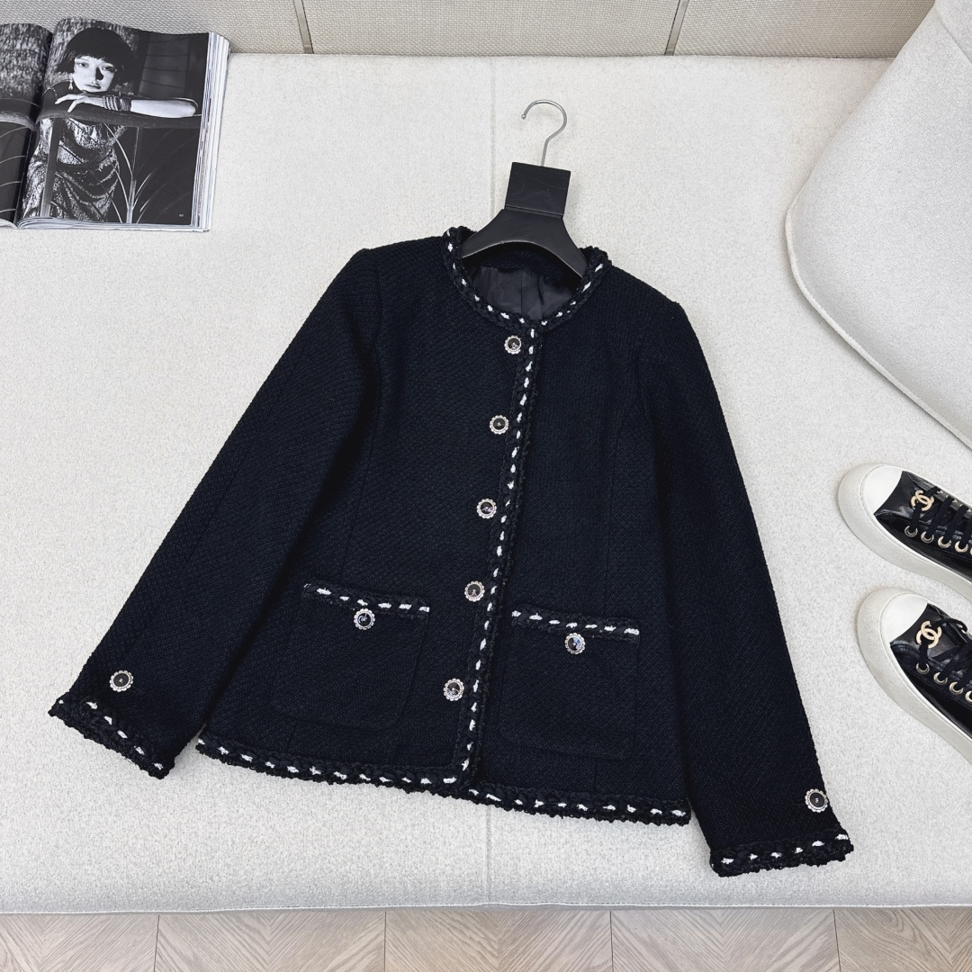 C家 26Ss————早春最新款高级手工坊系列滚边两口袋单排扣粗花呢外套🖤标志性的粗花呢面料打造 肌理感