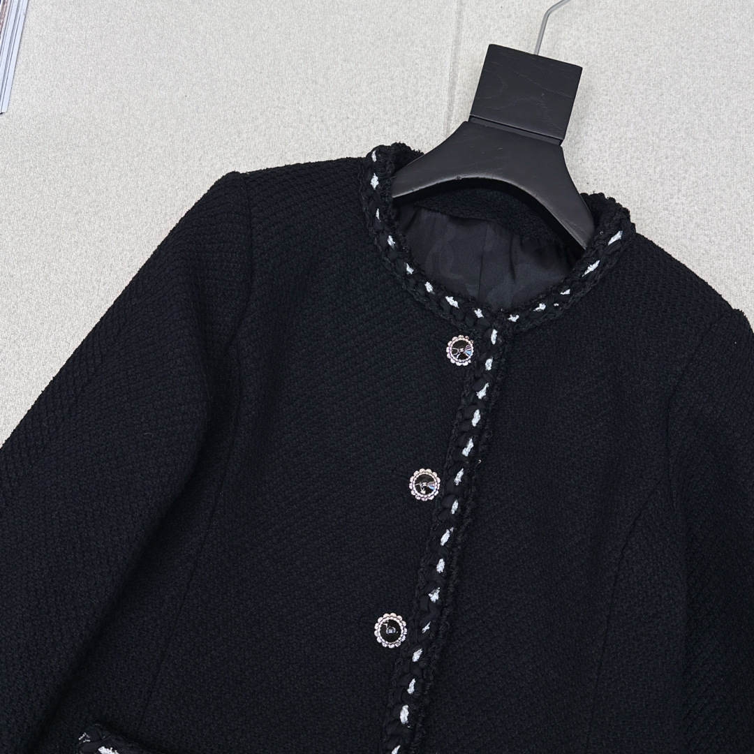 C家 26Ss————早春最新款高级手工坊系列滚边两口袋单排扣粗花呢外套🖤标志性的粗花呢面料打造 肌理感