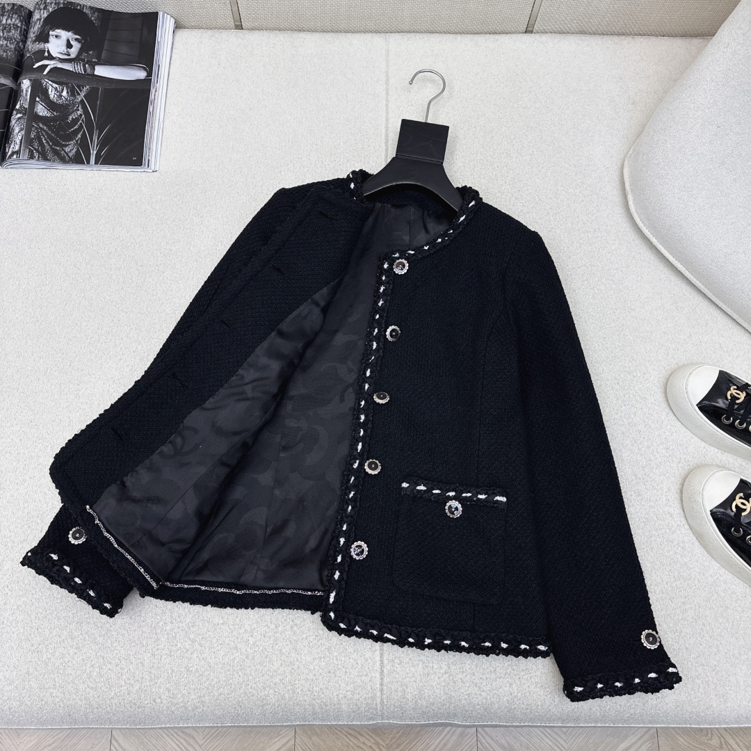 C家 26Ss————早春最新款高级手工坊系列滚边两口袋单排扣粗花呢外套🖤标志性的粗花呢面料打造 肌理感