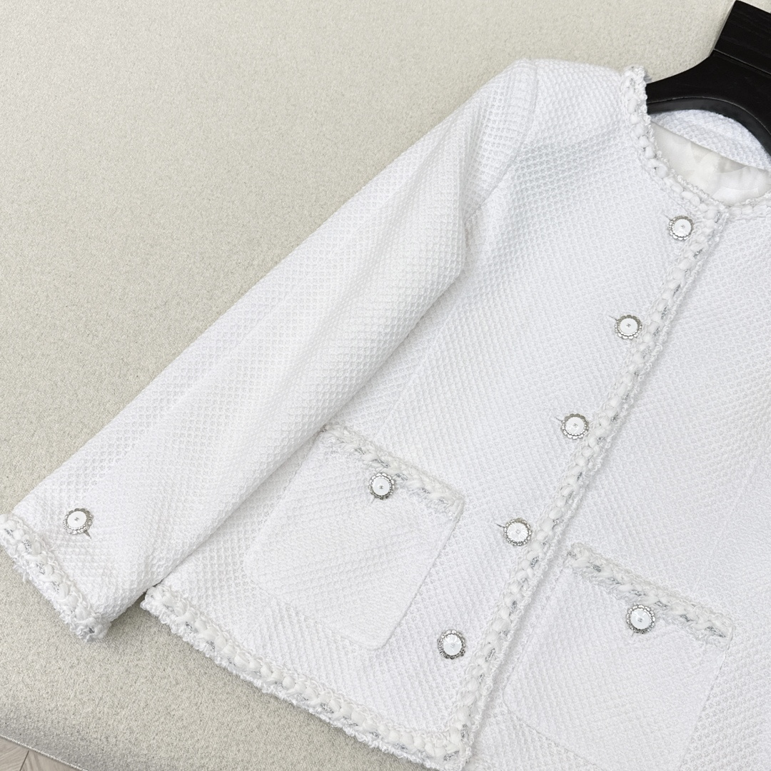 C家 26Ss————早春最新款高级手工坊系列滚边两口袋单排扣粗花呢外套🖤标志性的粗花呢面料打造 肌理感