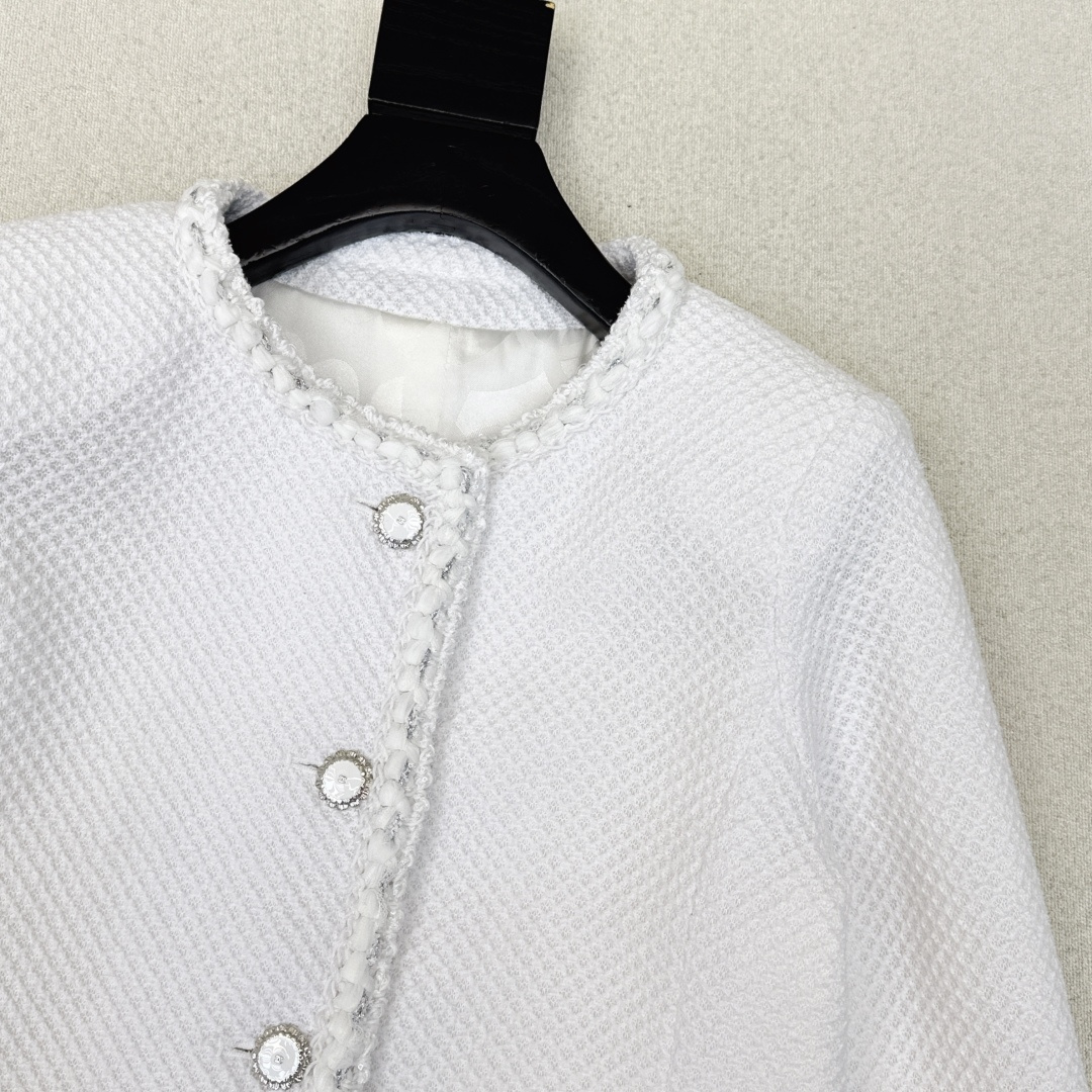 C家 26Ss————早春最新款高级手工坊系列滚边两口袋单排扣粗花呢外套🖤标志性的粗花呢面料打造 肌理感