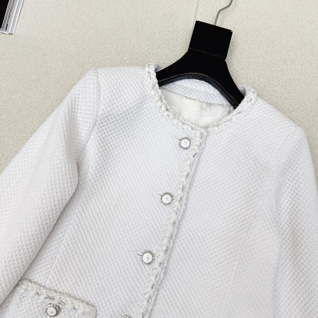 C家 26Ss————早春最新款高级手工坊系列滚边两口袋单排扣粗花呢外套🖤标志性的粗花呢面料打造 肌理感