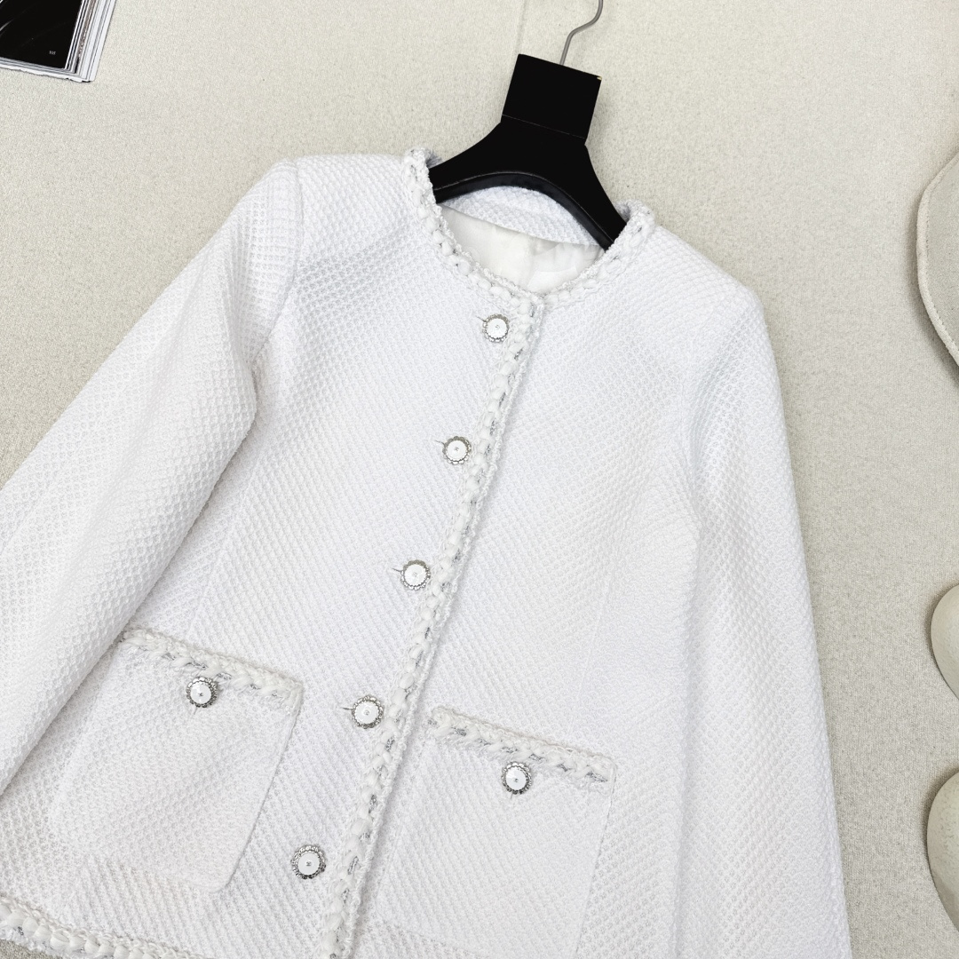 C家 26Ss————早春最新款高级手工坊系列滚边两口袋单排扣粗花呢外套🖤标志性的粗花呢面料打造 肌理感