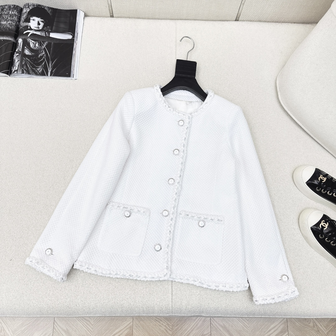 C家 26Ss————早春最新款高级手工坊系列滚边两口袋单排扣粗花呢外套🖤标志性的粗花呢面料打造 肌理感