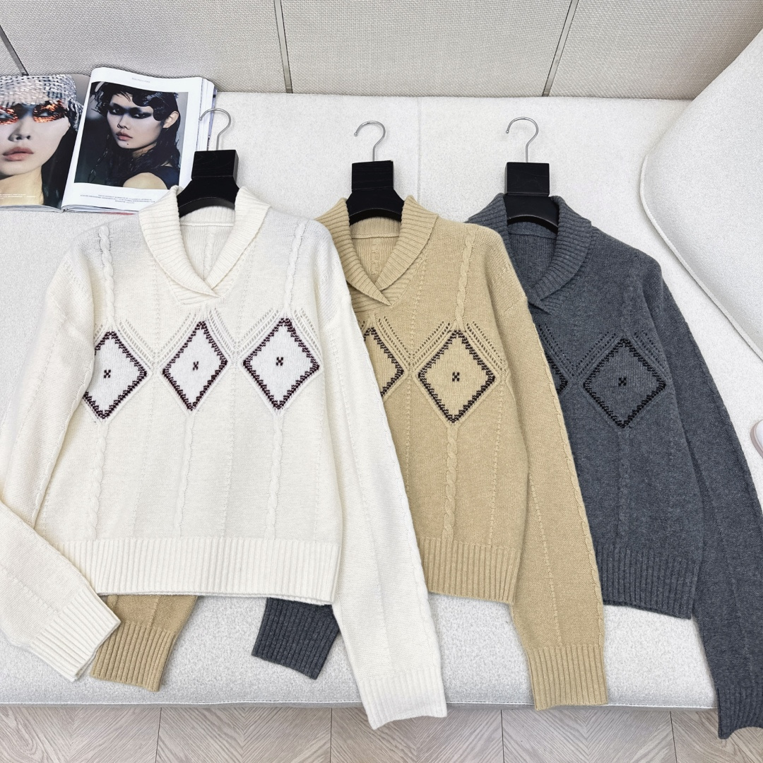 NO:689642,Exclusive model ~ RL 26Ss————The latest rhombus knitted sweater in early spring is derived from the traditional jacquard craftsmanship of Scotland. The geometric pattern is more refined. The V-neck design takes into account both warmth and style. The short version can optimize the body ratio. It comes with a retro filter. It uses high-quality selected wool and fine craftsmanship to add a luxurious texture to the outfit in addition to the retro feel. It is very suitable for wear enthusiasts who pursue classic American style and quality.  Three colors ready for sale sml (S size shoulder width 52 bust 106 length 55 manual measurement error), women's clothing, sweaters,19860909独家款～ RL 26Ss————早春最新款菱格纹针织毛衣源自苏格兰的传统提花工艺 几何图图案特色更具精致感 V领设计兼顾保暖与造型感 短款版型能优化身材比 自带复古滤镜 采用优质精选羊毛和精细工艺 让穿搭在复古感之外更添奢华质感 很适合追求经典美式风格与品质感的穿搭爱好者 三色现货发售sml（s码肩宽52胸围106衣长55手工测量存在误差）,女装,sweaters,,Women's clothing
