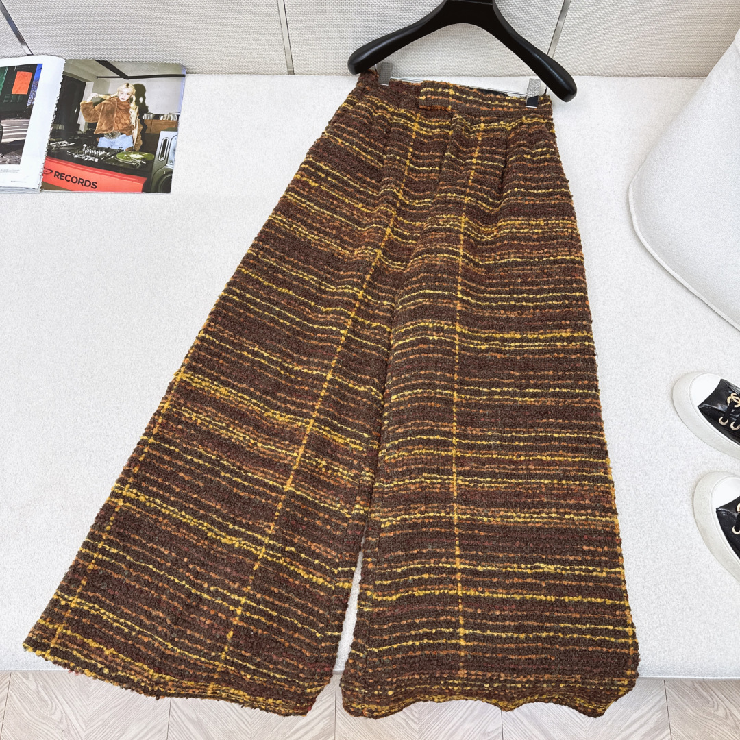 NO:689637,Jiang Xin/Ruby Lin's style LP 26Ss - the latest chic and handsome high-end alpaca wool tweed trousers in early spring. High-waisted wide-leg trousers with legs all the way down from the chest. Positioning and line-to-strip tailoring. Super waste material. Custom-made imported wool special yarn woven soft tweed fabric with a wide and thick texture. High-end fabrics with a low-key luxury design. A classic and versatile item. The three-dimensional tailoring version makes the upper body slim and tall.  Customized waist patch sleeve with fine diagonal lining and fine texture. One color ready for sale sml (S size waist 66 hips 104 pants length manual measurement error), women's clothing, loro piana,19860909蒋欣/林心如同款 LP 26Ss————早春最新款潇洒帅气的高级羊驼毛花呢西裤高腰阔腿裤型胸以下全是腿 定位取线对条剪裁超废料 定制进口羊毛特种纱编织软花呢面料质感挺阔厚实 高级面料低调奢华设计感超赞 经典百搭单品 立体剪裁版型上身显瘦又高挑 定制腰贴套全里细斜里衬质感细腻 一色现货发售sml（s码腰围66臀围104裤长手工测量存在误差）,女装,loro piana,,Women's clothing