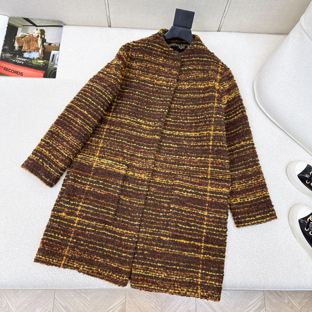 NO:689640,Jiang Xin/Ruby Lin's LP 26Ss————The latest chic and handsome high-end alpaca tweed coat in early spring also contains wool fabrics inside. The temperament and silhouette are elegant and elegant. The front and rear positioning and line-to-strip tailoring are super waste materials. Custom-made imported wool special yarn woven soft tweed fabrics. The texture is quite wide and thick. The high-end fabrics have a low-key luxury design. Highly recommended for classic and versatile items. The three-dimensional tailoring version makes the upper body slim and tall.  One color ready for sale sml (S size shoulder width 42 bra length 85 manual measurement error), women's clothing, loro piana,19860909蒋欣/林心如同款 LP 26Ss————早春最新款潇洒帅气的高级羊驼毛花呢大衣内里也是含羊毛面料哈 气质廓形大气优雅 前后定位取线对条剪裁超废料 定制进口羊毛特种纱编织软花呢面料 质感挺阔厚实 高级面料低调奢华设计感超赞 强烈推荐经典百搭单品 立体剪裁版型上身显瘦又高挑 一色现货发售sml（s码肩宽42胸围衣长85手工测量存在误差）,女装,loro piana,,Women's clothing