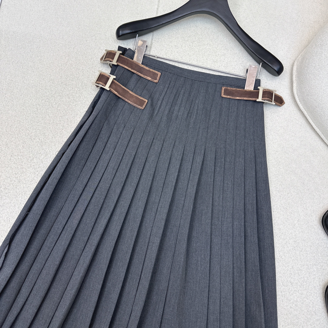 高知少女感 PD 26Ss————早春最新款皮带装饰半裙 🩶压褶的设计很好的平衡了沉闷的颜色 兼具叛逆少