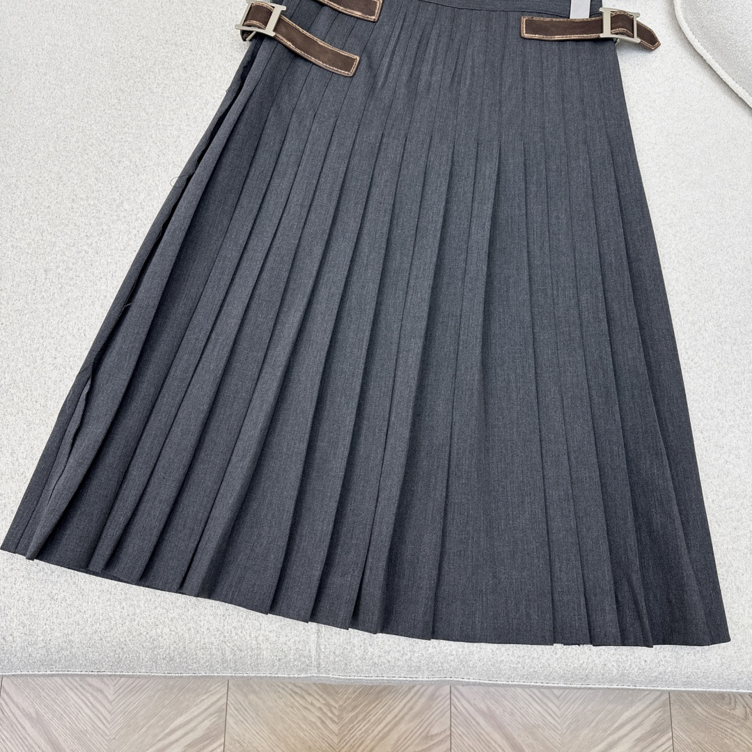 高知少女感 PD 26Ss————早春最新款皮带装饰半裙 🩶压褶的设计很好的平衡了沉闷的颜色 兼具叛逆少